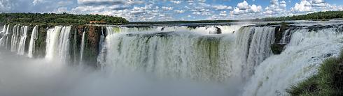 Gigantische Wasserfaelle Panoramabild